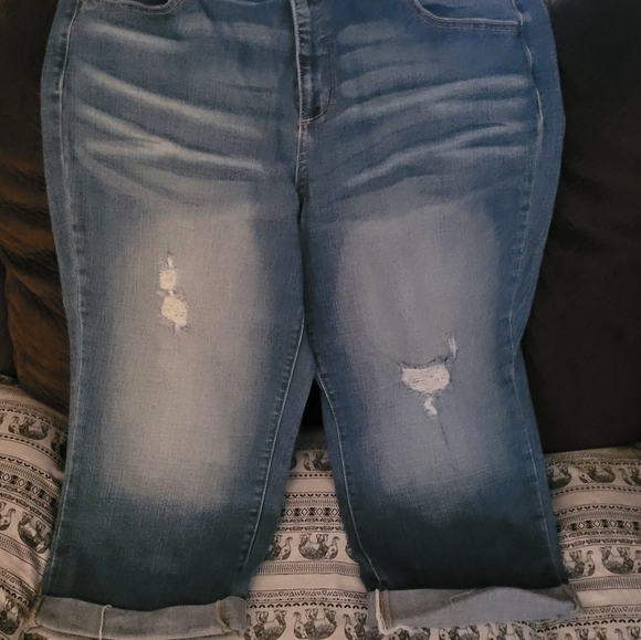 EUC DISTRESSED CAPRIS - Picture 2 of 3